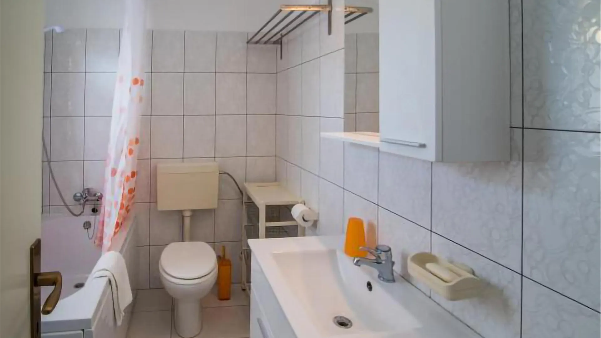 2 Bedroom Cozy Apartment In Vrbnik