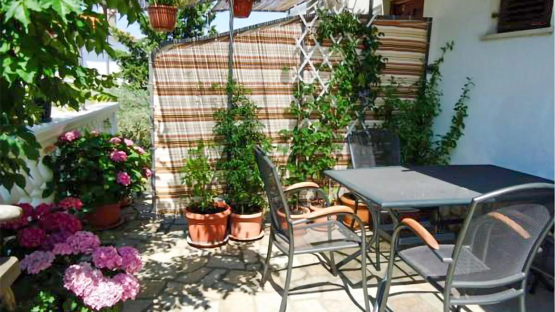 2 Bedroom Cozy Apartment In Vrbnik